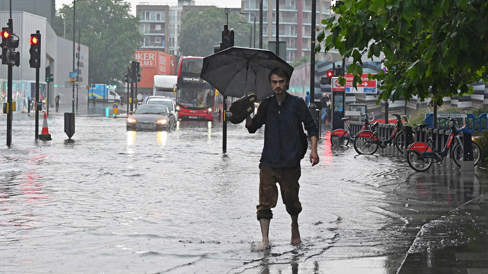 देश के कई राज्यों में बारिश कहर बनकर टूट पड़ी सैकड़ो लोगो की जान गई…..