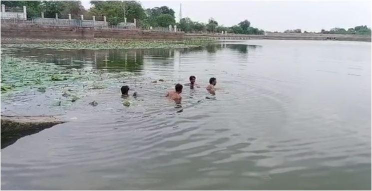 Banda: While bathing in the Nawab tank, there was an outcry, people started running here and there?