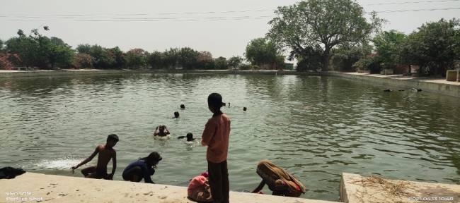 Banda: While bathing in the Nawab tank, there was an outcry, people started running here and there?