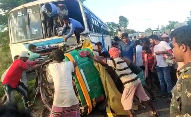 https://jansathi.in/big-accident-in-banda-an-uncontrolled-bus-full-of-passengers-and-auto-collided-face-to-face/